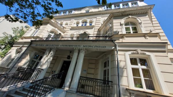 budynek Kliniki Okulistyki przy ul. Chmielnej poddawany obecnie przebudowie