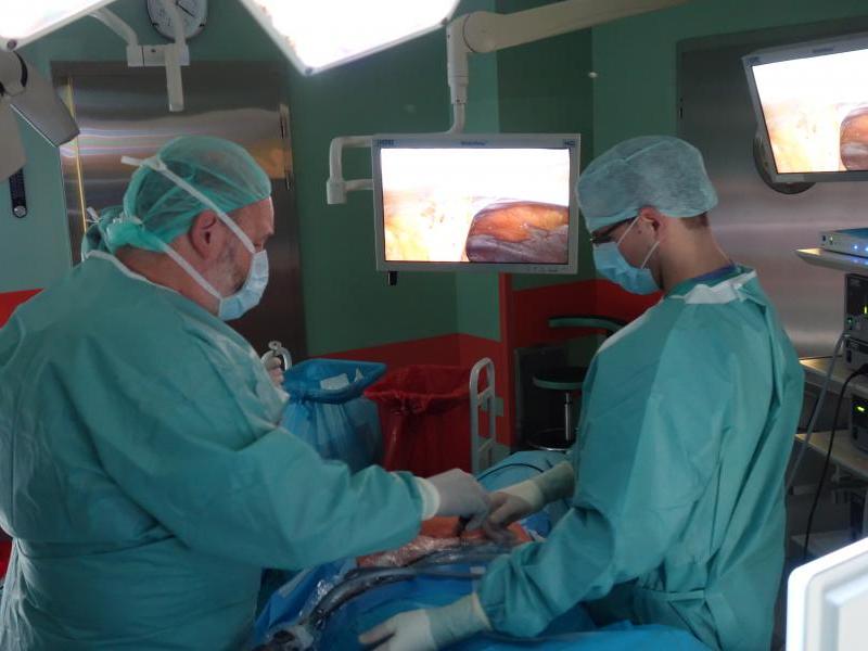 Profesor M.Korell podczas operacji w SPSK 1 / 12.03.2019