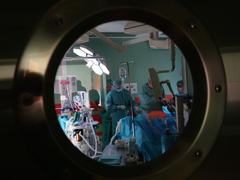 Profesor M.Korell podczas operacji w SPSK 1 / 12.03.2019