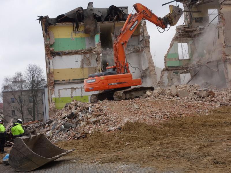 wyburzanie budynków - Staszica 16 - 20.02.2020 (fot. A.Guzowska)