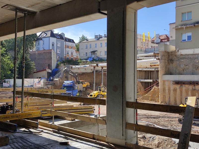 widok z nowego budynku na stare obiekty szpitalne