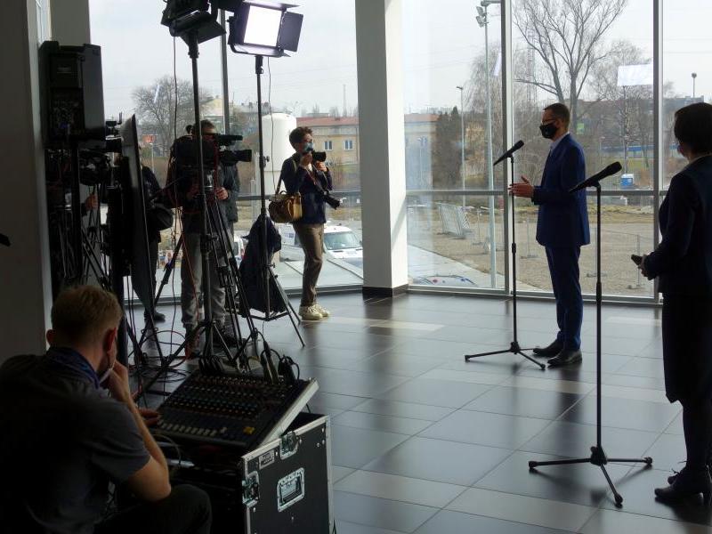12.03.2021 wizyta Premiera Mateusza Morawieckiego w Szpitalu Tymczasowym w Lublinie