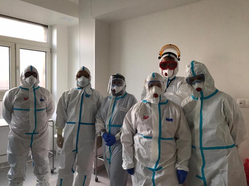 zespół lekarzy gotowy do transportu pacjentki