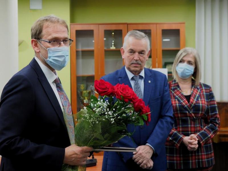 Profesor K. Tomasiewicz odbiera wyróżnienie w siedzibie ORL