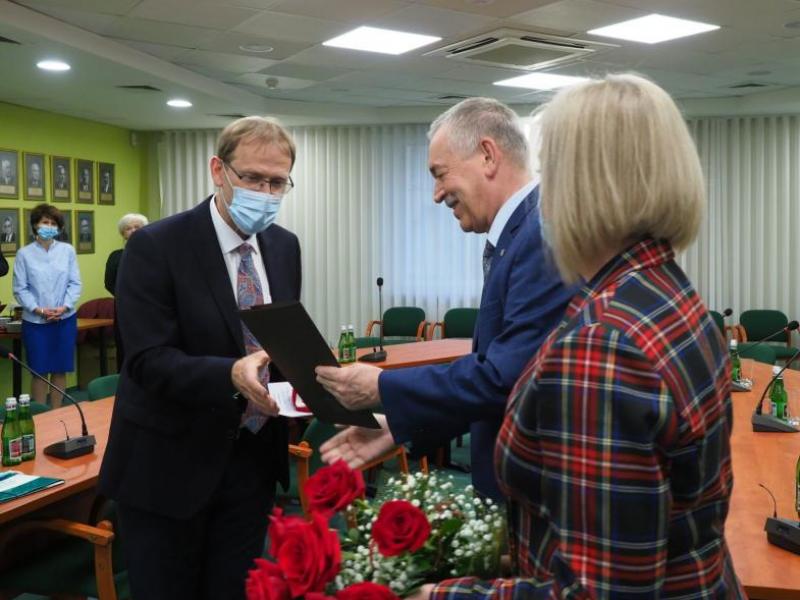 Profesor K. Tomasiewicz odbiera wyróżnienie w siedzibie ORL
