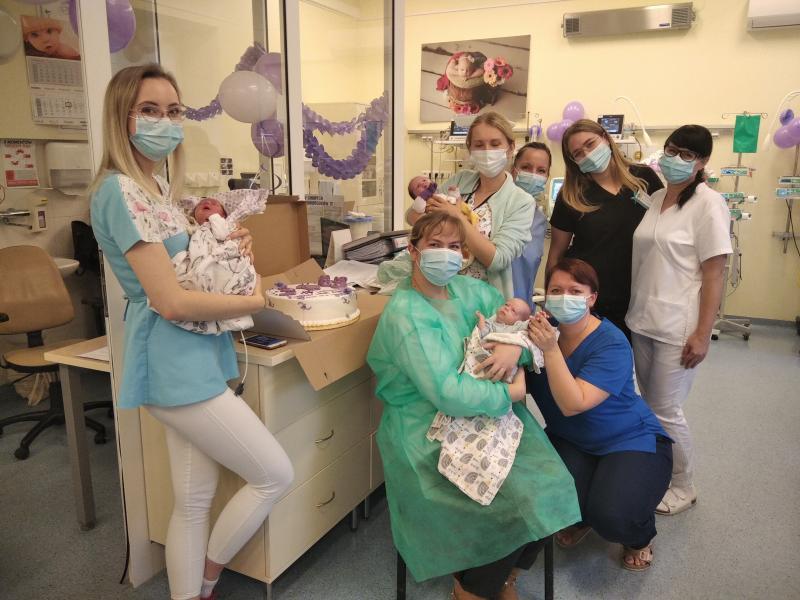 Personel Oddziału Noworodków z Maluszkiem z mamą w Dniu Wczesniaka