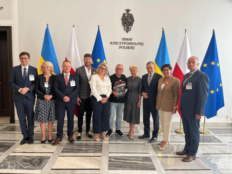 Prof. M. Czuczwar z prelegentami i organizatorami sympozjum w Senacie RP