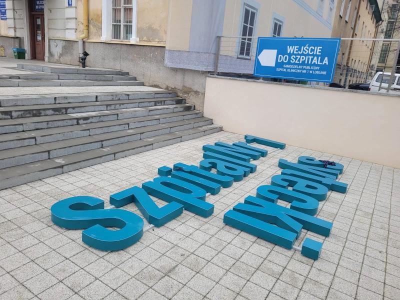 nowy szyld USK Nr 1 - zawieszanie na budynku 21.11.2023 (fot. Anna Guzowska)