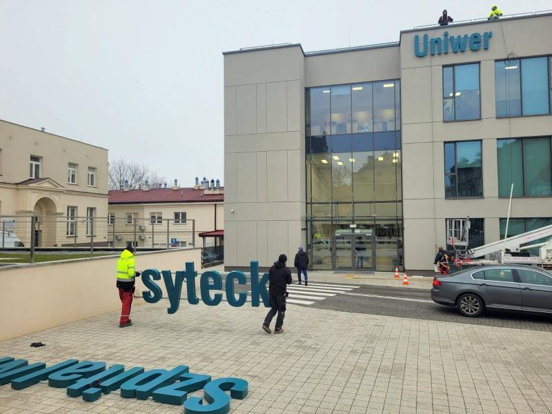 nowy szyld USK Nr 1 - zawieszanie na budynku 21.11.2023 (fot. Anna Guzowska)