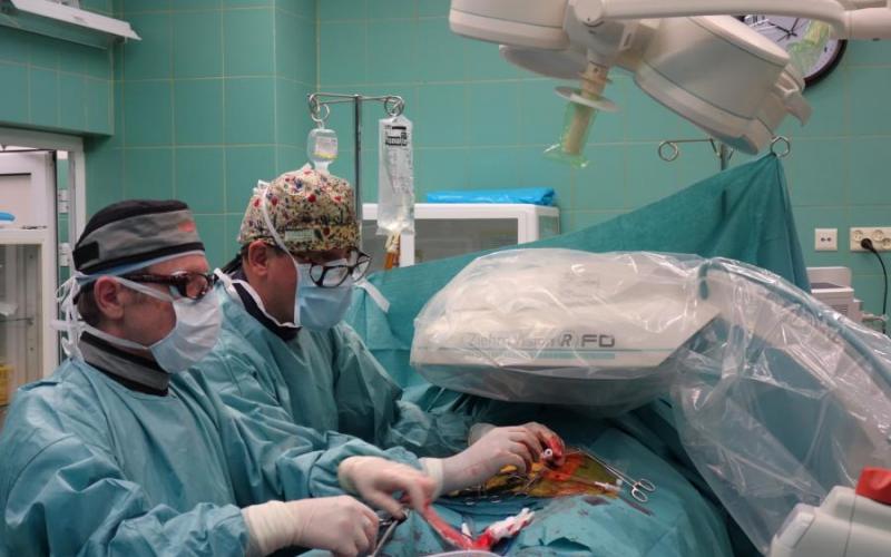 dr hab.n.med.Marek Iłżecki i lek.med. Adam Skwarzyński - Operacja wewnątrznaczyniowego zaopatrzenia okołonerkowego tętniaka aorty brzusznej metodą fEVAR