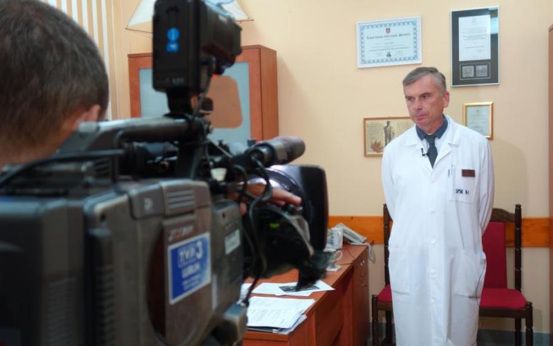 Prof. Adam Nogalski podczas nagrania programu na temat metod leczenia wykorzystujących sztuczną kość