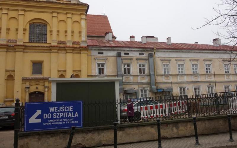 tymczasowe wejście do SPSK 1 - od strony parkingu przy kościele