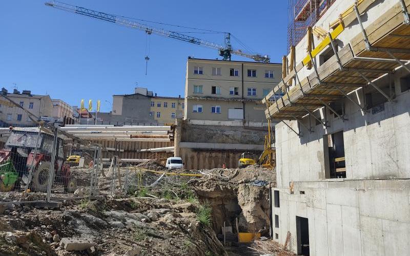 po prawej nowy budynek, w tle widok na skarpę przy Staszica 16