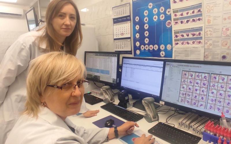 dr n.farm. Maria Drabik oraz mgr Joanna Rosa z Działu Diagnostyki Laboratoryjnej SPSK 1