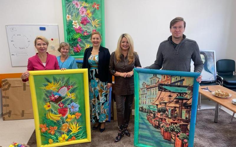 przekazanie darów dla najmłodszych pacjentów 