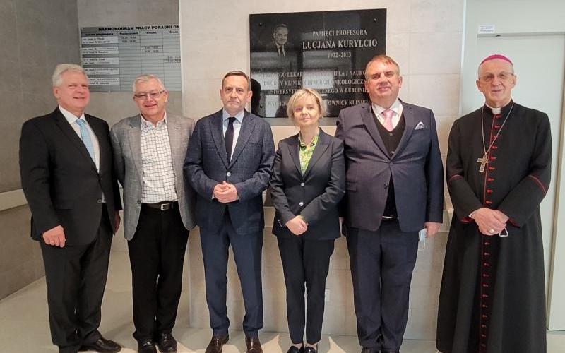 przeniesienie tablicy ku czci śp. Prof. L. Kurylcio 30.03.2023