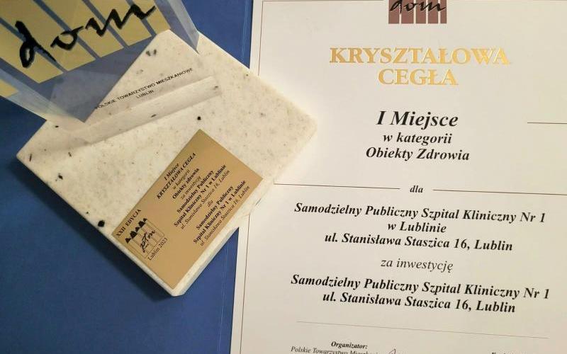 Kryształowa Begła dla USK 1 - dyplom i statuetka (fot. A.Guzowska)