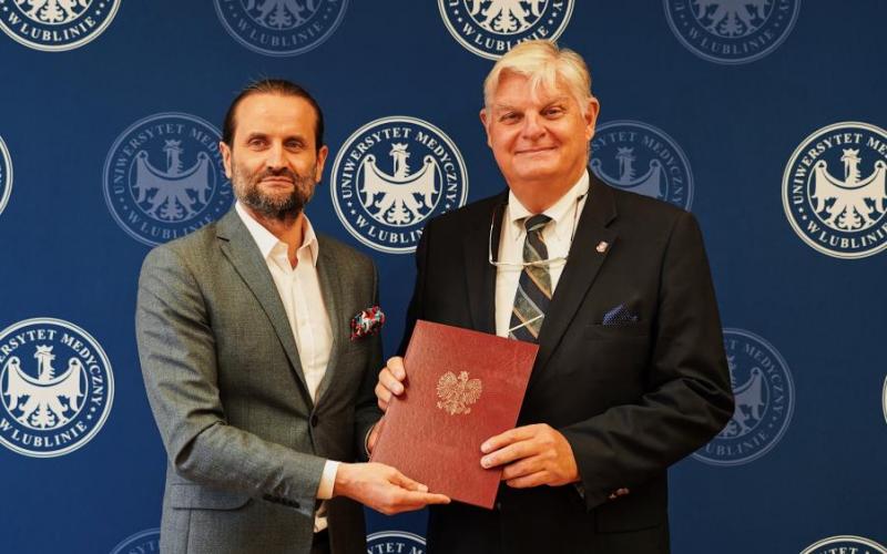 Wiceminister Zdrowia P. Bromber oraz prof. G.Wallner odbierający wyróżnienie 