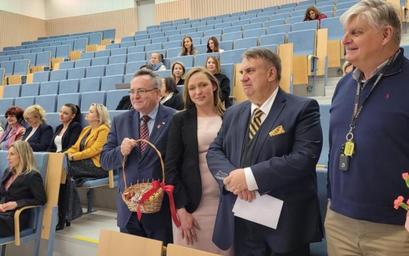 Organizatorka konfrencji dr J.Wyroślak - Najs w towarzystwie JM Rektora UM prof. W. Załuska, Wicemarszałka Z. Wojciechowskiego i konsultanta krajowego w dz. chirurgii ogólnej - prof. G. Wallnera (fot. Anna Guzowska)