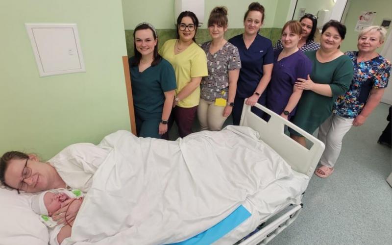 Kasia z Mamą oraz zespołem położnych z USK 1 / 8. maja 2024 (fot. A. Guzowska)