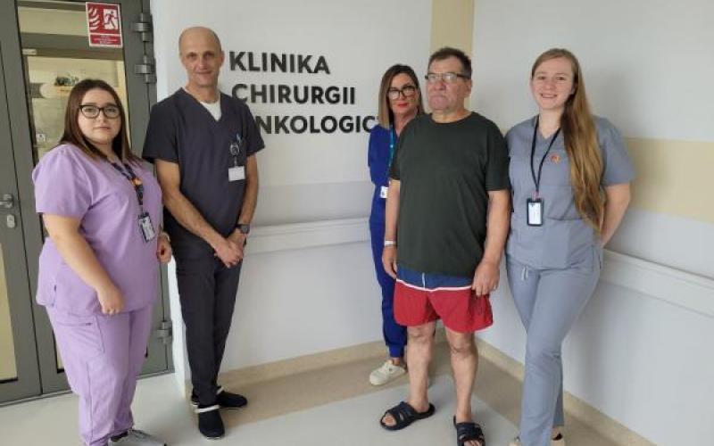 pacjent z personelem Kliniki (fot. Anna Guzowska)