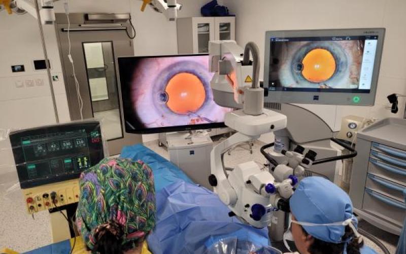 pierwsza operacja okulistyczna w Europejskim Centrum Innowacyjnej Terapii Chorób Plamki Żółtej (fot. Anna Guzowska / 1.12.2025)